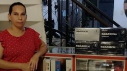 Nayiber Pérez, una emprendedora mujer en que vende ropa y otros productos por catálogo en Colombia, se resignó a vender en su casa ante las caídas de las redes sociales. [Foto: Cortesía]
