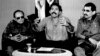 El exministro de Defensa Humberto Ortega, derecha, sentado junto al presidente Daniel Ortega, y el ministro de Interior, Tomás Borge, en anuncio de expulsión de diplomáticos estadounidenses por incidente en embajada de Nicaragua en Panamá, el 30 de diciembre de 1989. 