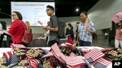 Como parte de este número récord en el procesamiento de casos cabe destacar que USCIS juramentó a más de 878,500 nuevos ciudadanos estadounidenses, incluidos más de 12.000 miembros de las fuerzas armadas. [Foto Archivo].