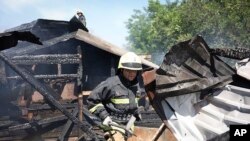 En esta fotografía, publicada por la Administración Regional de Dnipro, los rescatistas trabajan en la escena de un edificio dañado durante el ataque con misiles de Rusia en Dnipro, Ucrania, el miércoles 3 de julio de 2024.
