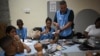 Los empleados electorales cuentan los votos durante las elecciones generales en Santo Domingo el 19 de mayo de 2024. (Foto de Federico PARRA/AFP)