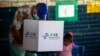 Un hombre emite su voto durante las elecciones generales, en un colegio electoral de Managua el 7 de noviembre de 2021.