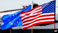 2012年5月18日，欧盟和美国的旗帜在杜勒斯机场飘扬（资料照片）