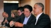 2014年4月奥巴马总统访问日本时和安倍首相蔼寿司店用餐，安倍给奥巴马倒酒（日本米酒）