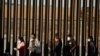 Inmigrantes procedentes de centroamérica cruzan hacia El Paso, Texas, desde México para solicitar asilo, en EE. UU. en enero de 2021.