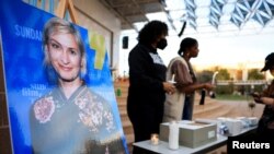 Imagen de la directora de fotografía Halyna Hutchins, quien murió tras recibir un disparo de Alec Baldwin en el set de su película "Rust", se muestra en una vigilia en su honor en Albuquerque, Nuevo México, el 23 de octubre de 2021. REUTERS /Kevin Mohatt/Foto de archivo