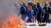 Una efigie del expresidente Evo Morales arde en una carretera en Vila Vila, Bolivia, para bloquear a los partidarios de Morales que marchan hacia la capital para protestar contra el gobierno del actual presidente Luis Arce el martes 17 de septiembre de 2024. 