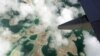 ภาพทางอากาศแสดงให้เห็นทะเลสาบในพื้นที่เกาะคิริบาส ส่วนหนึ่งของประเทศคิริบาส ถ่ายเมื่อเดือนเมษายน 2016 (ที่มา: รอยเตอร์)