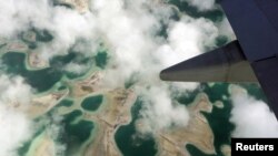 ภาพทางอากาศแสดงให้เห็นทะเลสาบในพื้นที่เกาะคิริบาส ส่วนหนึ่งของประเทศคิริบาส ถ่ายเมื่อเดือนเมษายน 2016 (ที่มา: รอยเตอร์)