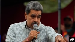 ARCHIVO - El presidente de Venezuela, Nicolás Maduro, se dirige a leales al gobierno reunidos en el palacio presidencial en apoyo de su reelección un mes después de la votación presidencial, en Caracas, Venezuela, el miércoles 28 de agosto de 2024. 