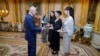 สมเด็จพระเจ้าชาร์ลสที่ 3 แห่งราชวงศ์อังกฤษ ทรงมีพระราชปฏิสันถาร กับ เจนนี่ จีซู ลิซ่า และโรเซ่ 4 สาวแห่งวงแบล็คพิงค์ ในพิธีพระราชทานเครื่องราชอิสริยาภรณ์จักรวรรดิบริติช ที่พระราชวังบักกิงแฮม กรุงลอนดอน 22 พ.ย. 2023 (เอพี)
