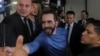 Simpatizantes saludan al presidente de El Salvador, Nayib Bukele, luego de presentarse como candidato presidencial por el Partido Nuevas Ideas en San Salvador, El Salvador, el viernes 27 de octubre de 2023.