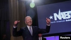 El presidente de EEUU, Joe Biden, hace un gesto mientras pronuncia sus comentarios en la Conferencia Legislativa de Sindicatos de la Construcción de América del Norte en el Washington Hilton, Washington, D.C., el 25 de abril de 2023.