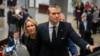 Pete Hegseth, candidato del presidente electo Donald Trump para ser secretario de Defensa, se reúne con su esposa, Jennifer Rauchet, mientras toman una escalera mecánica en el Capitolio, el 4 de diciembre de 2024, en Washington.