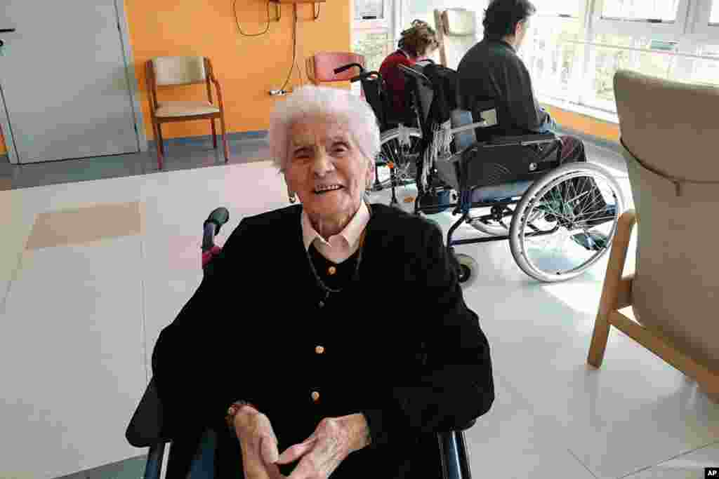 En esta foto tomada el 6 de abril de 2020, Ada Zanusso, de 103 años, posa en el hogar de ancianos "Maria Grazia" en Lessona, en el norte de Italia, después de recuperarse de la infección de la COVID-19 y ser dada de alta en el hospital donde fue tratada.