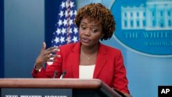 La secretaria de prensa de la Casa Blanca, Karine Jean-Pierre, habla durante su reunión diaria con la prensa el jueves 7 de julio de 2022, en la Casa Blanca, en Washington.