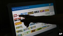 Una mujer selecciona su boleta durante un simulacro de votación en una escuela secundaria de Caracas, Venezuela. Octubre 25, 2020.