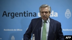El presidente de Argentina, Alberto Fernández, habla durante una conferencia de prensa anunciando medidas durante el brote del nuevo coronavirus, COVID-19, en la residencia presidencial en Olivos, Buenos Aires.