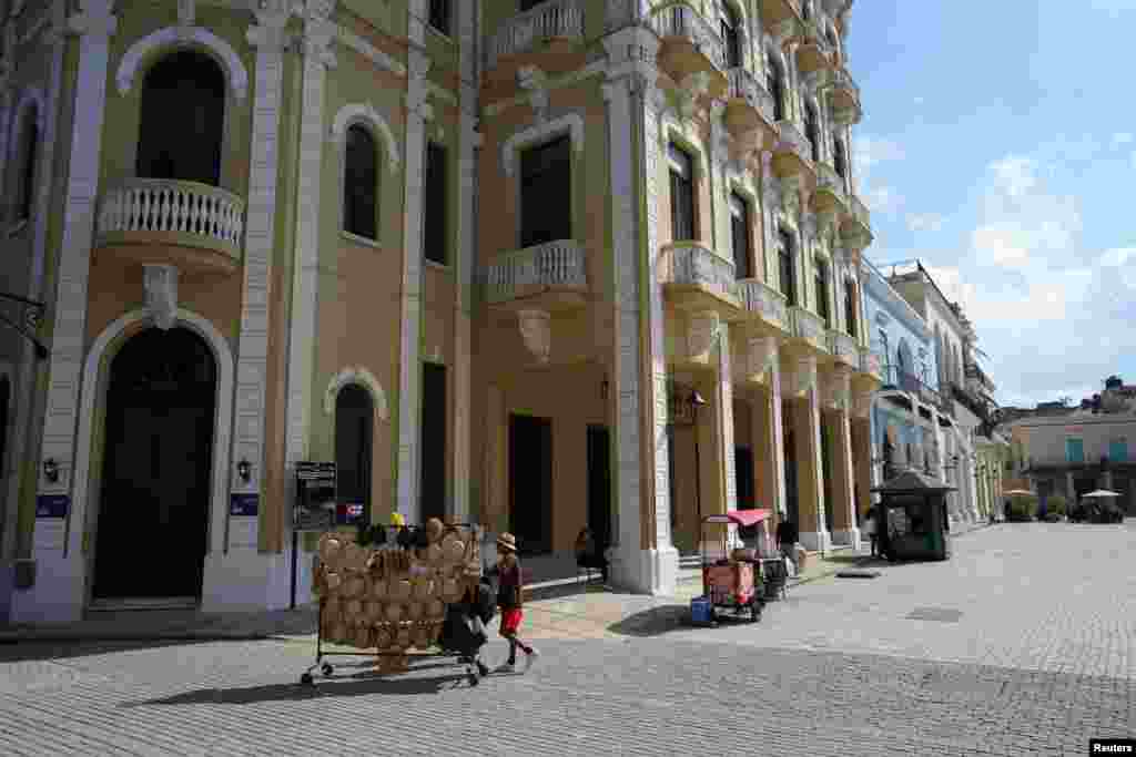 De acuerdo con el ministerio de Turismo de Cuba, en 2024 se recibieron 2,2 millones de visitantes, uno menos de los 3,2 millones que se esperaban para el año y menos de la mitad en tiempos previos a la pandemia. 