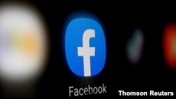 El logo de Facebook es desplegado en un celular inteligente. [Foto de archivo]