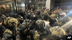 Soldados de la ley marcial de Corea del Sur intentan ingresar al recinto de la Asamblea Nacional en Seúl, Corea del Sur, el miércoles 4 de diciembre de 2024.