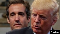 El exabogado personal del presidente Donald Trump, Michael Cohen (izq.) junto con el mandatario durante un evento de oración en la campaña electoral de 2016 en Cleveland Heights, Ohio, el 21 de septiembre de 2016. REUTERS/Jonathan Ernst.