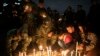 ARCHIVO - Soldados y ciudadanos asisten a una vigilia por los soldados que murieron en un ataque de disidentes de las FARC a principios de semana, en el Monumento a los Soldados Caídos, en Bogotá, Colombia, el viernes 9 de diciembre de 2022.