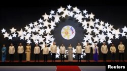 东盟各国领导人和美中日加四国领导人身穿菲律宾服装在马尼拉参加东盟晚宴（2017年11月12 日）