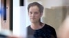 El reportero del Wall Street Journal, Evan Gershkovich, tras un vidrio de separación en una sala los juzgados de Moscú, el 22 de junio de 2023.
