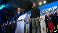 El presidente de EEUU, Joe Biden, y su homólogo ucraniano, Volodymyr Zelenskyy, en un momento de la cumbre de la OTAN en Washington, DC, el 11 de julio de 2024.