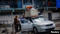 Los palestinos se preparan para huir de Rafah después de que las fuerzas israelíes lanzaran una operación terrestre y aérea en la parte oriental de la ciudad.