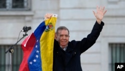 ARCHIVO - El excandidato presidencial opositor venezolano, Edmundo González Urrutia, durante una manifestación en Madrid el 28 de septiembre de 2024. 
