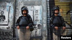 ARCHIVO - La policía vigila durante una protesta contra el intento de autoridades de bloquear la llegada al poder del presidente electo Bernardo Arévalo, en la Ciudad de Guatemala, Guatemala, el 21 de noviembre de 2023.