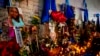 ARCHIVO - Dolientes realizan una vigilia en Bourbon Street por las víctimas del ataque terrorista del 1 de enero en Nueva Orleans, Luisiana, el 4 de enero de 2025.