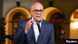 ARCHIVO - El ministro de Comunicación de Venezuela, Jorge Rodríguez, en una comparecencia pública en marzo de 2019.