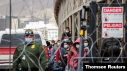 Migrantes centroamericanos que fueron deportados desde Brownsville, Texas, hacia El Paso, llegan a Ciudad Juárez, México, en marzo de 2021.