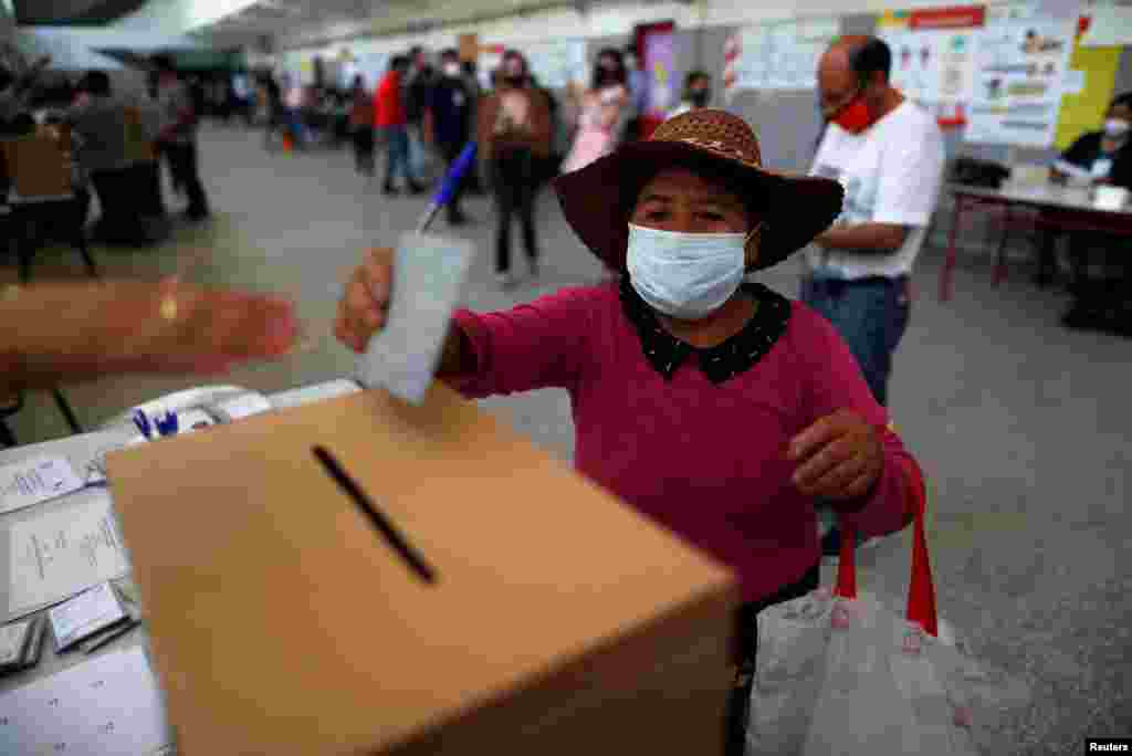 Una residente boliviana que vive en Argentina emite su voto en una escuela pública en las elecciones presidenciales de Bolivia, mientras continúa la propagación de la enfermedad del coronavirus (COVID-19), en Buenos Aires, Argentina.