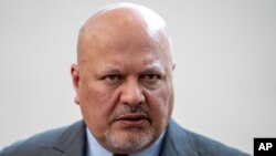 ARCHIVO - Karim Khan, fiscal de la Corte Penal Internacional, antes de una conferencia de prensa en La Haya, Países Bajos, el lunes 3 de julio de 2023.