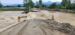 Puente colapsado en Los Amates, Izabal, durante el paso de la tormenta tropical Eta en noviembre de 2020. Foto cortesía de @ConredGuatemala.