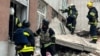Rescatistas trabajan en el lugar de un ataque con misiles rusos, en medio del ataque de Rusia a Ucrania, en Chernihiv, Ucrania, el 17 de abril de 2024.