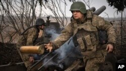 Soldados ucranianos de la 71.a Brigada Jaeger disparan un obús M101 hacia posiciones rusas en la línea del frente, cerca de Avdiivka, región de Donetsk, Ucrania, el viernes 22 de marzo de 2024. (Foto AP/Efrem Lukatsky)