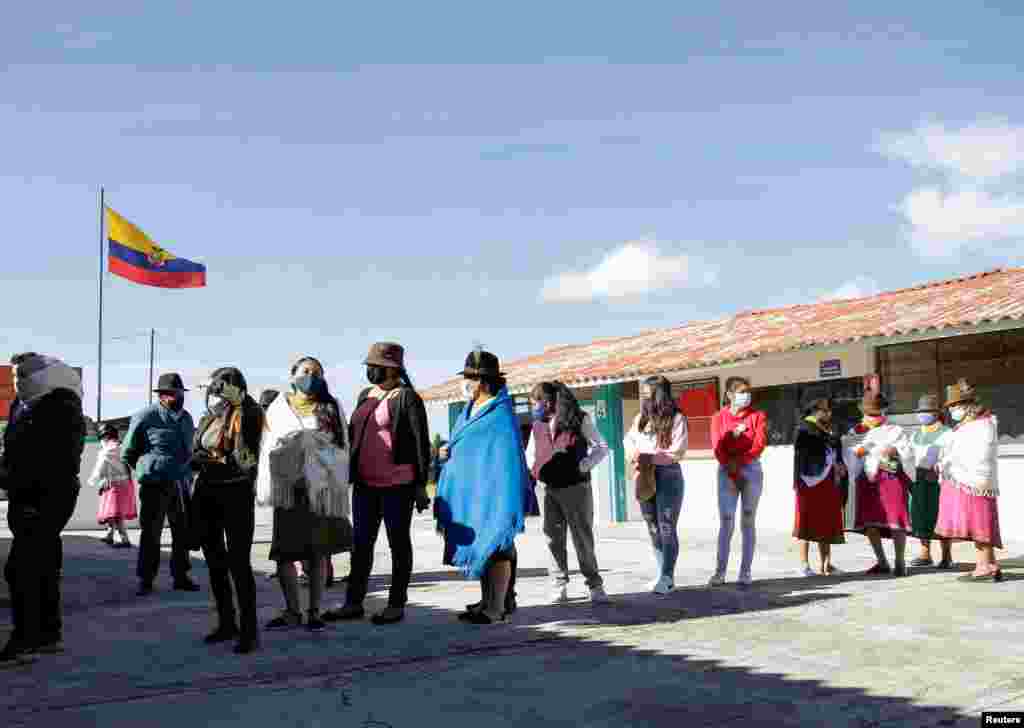 Personas hacen fila en una mesa de votación para emitir su voto durante la elección presidencial, en Olmedo, Ecuador, 7 de febrero de 2021.