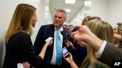 El representante republicano por Nueva York Peter King habla con periodistas en el Capitolio en Washington.
