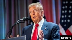 ARCHIVO – El presidente electo de EEUU, Donald Trump, habla en una reunión con la Conferencia Republicana de la Cámara de Representantes, el 13 de noviembre de 2024, en Washington.
