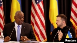 El secretario de Defensa de Estados Unidos, Lloyd Austin, y el presidente ucraniano, Volodymyr Zelenskiy, asisten a una reunión del Grupo de Contacto de Defensa de Ucrania en la base aérea de Ramstein, en Alemania, el 6 de septiembre de 2024. REUTERS/Heiko Becke