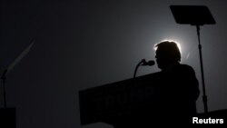 El expresidente estadounidense Donald Trump habla durante el primer mitin de su campaña de reelección en el Aeropuerto Regional de Waco en la ciudad del mismo nombre, en Texas, EEUU, el 25 de marzo de 2023.