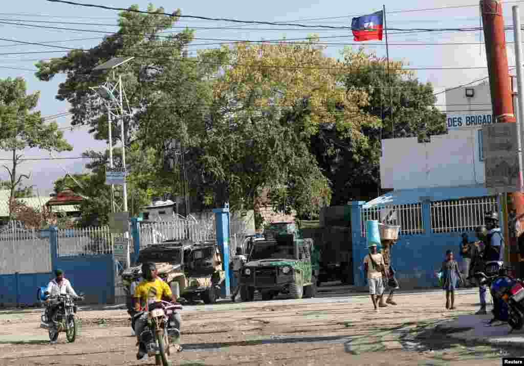 Personas caminan cerca de la jefatura de la Policía Nacional.&nbsp;Puerto Príncipe, Haití, el 6 de marzo de 2024.