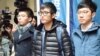 香港“双学三子” 黄之锋、周永康和罗冠聪(左起)在终审法院外面见媒体 - 美国之音图片/汤惠芸摄