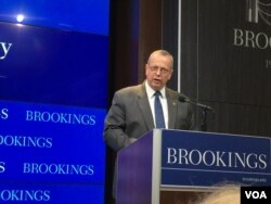 担任过打击“伊斯兰国”国际联盟总统特使的美国上将艾伦在华盛顿智库布鲁金斯学会发表演讲（2016年7月13日，美国之音莉雅拍摄）