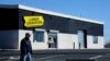 一位男子走过费城一家木材清仓（Lumber Liquidators）商店。（2015年3月12日）